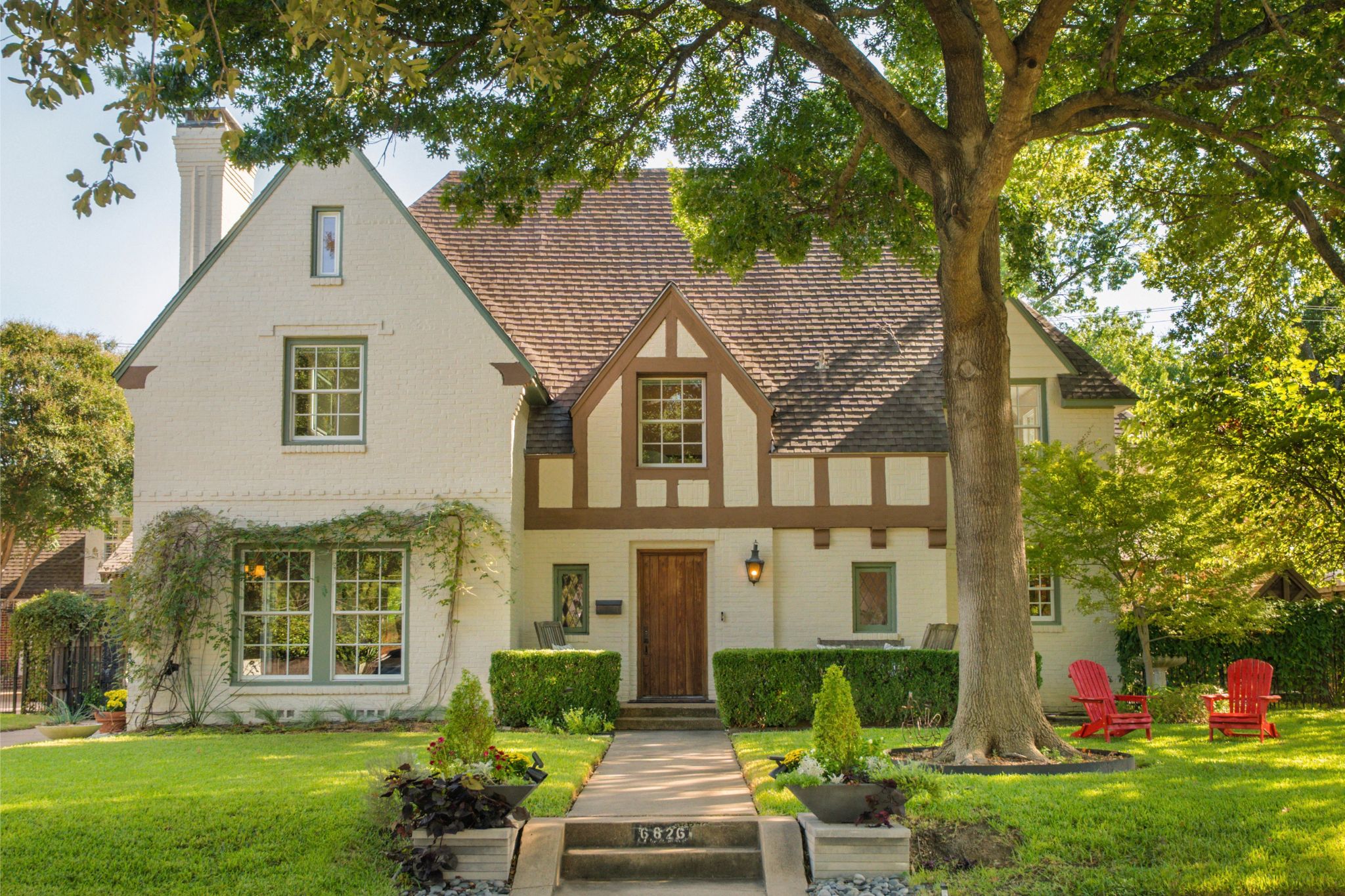 Front exterior of 6826 Lakeshore Drive, Lakewood, Dallas