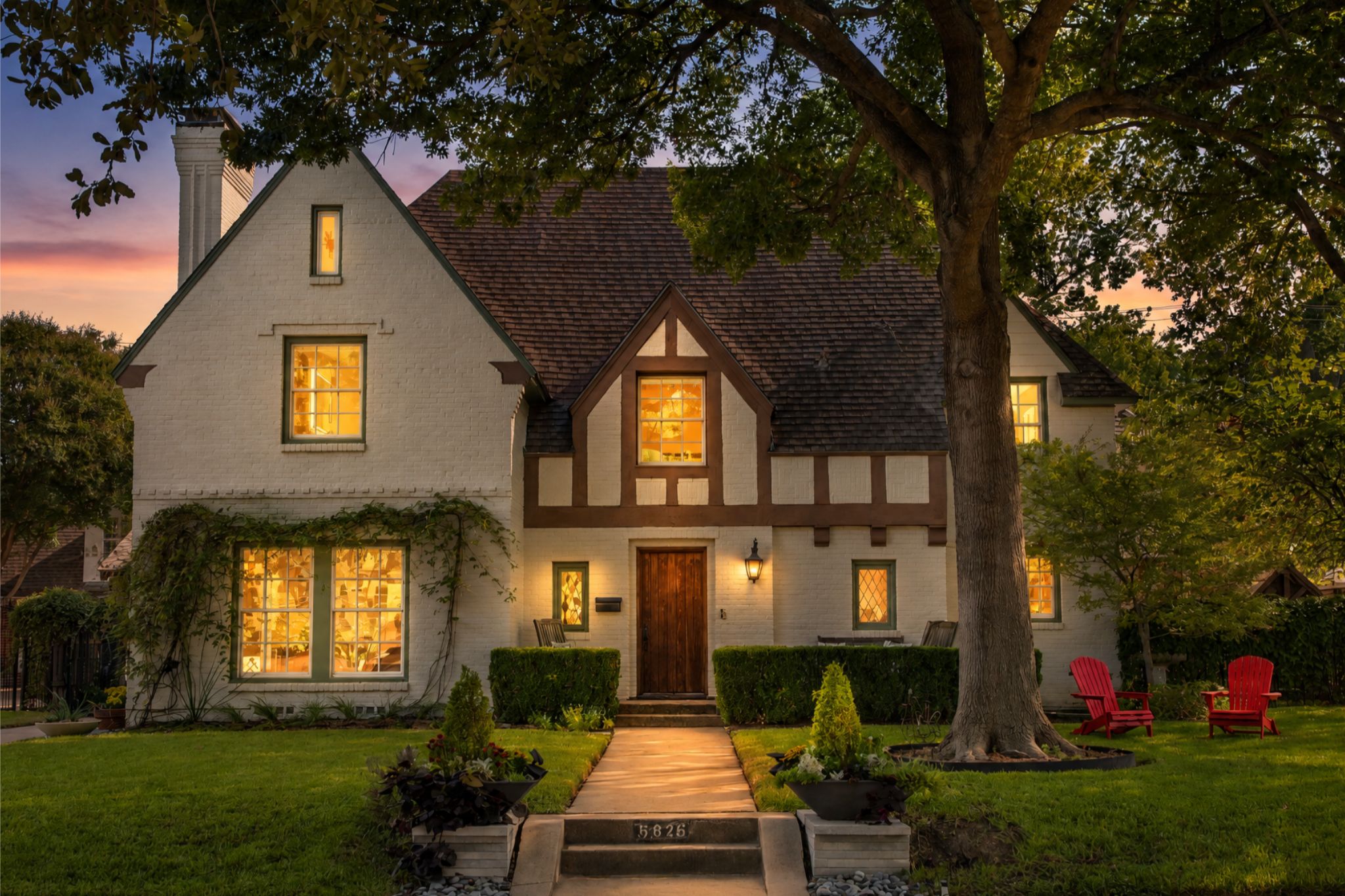 Twilight exterior of 6826 Lakeshore Drive, Lakewood, Dallas